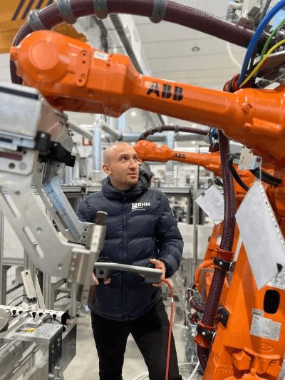 RHM Servicetechniker an Industrieroboter